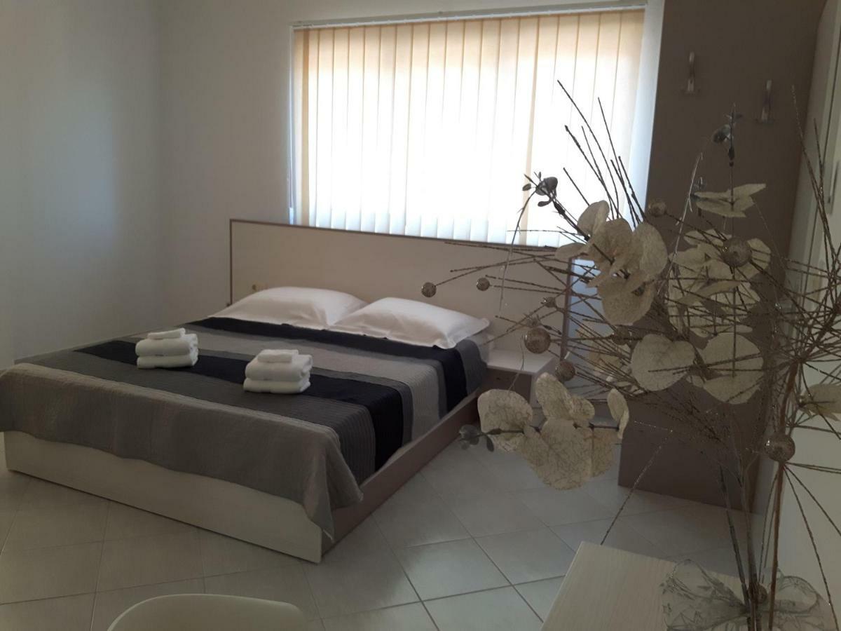 Apartments Nika Trogir Exterior foto
